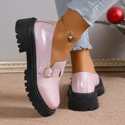 Eleganter, glänzender Damenmokassin mit Absatz für optimalen Komfort und Stil