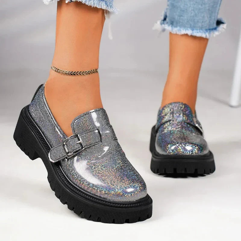 Eleganter, glänzender Damenmokassin mit Absatz für optimalen Komfort und Stil