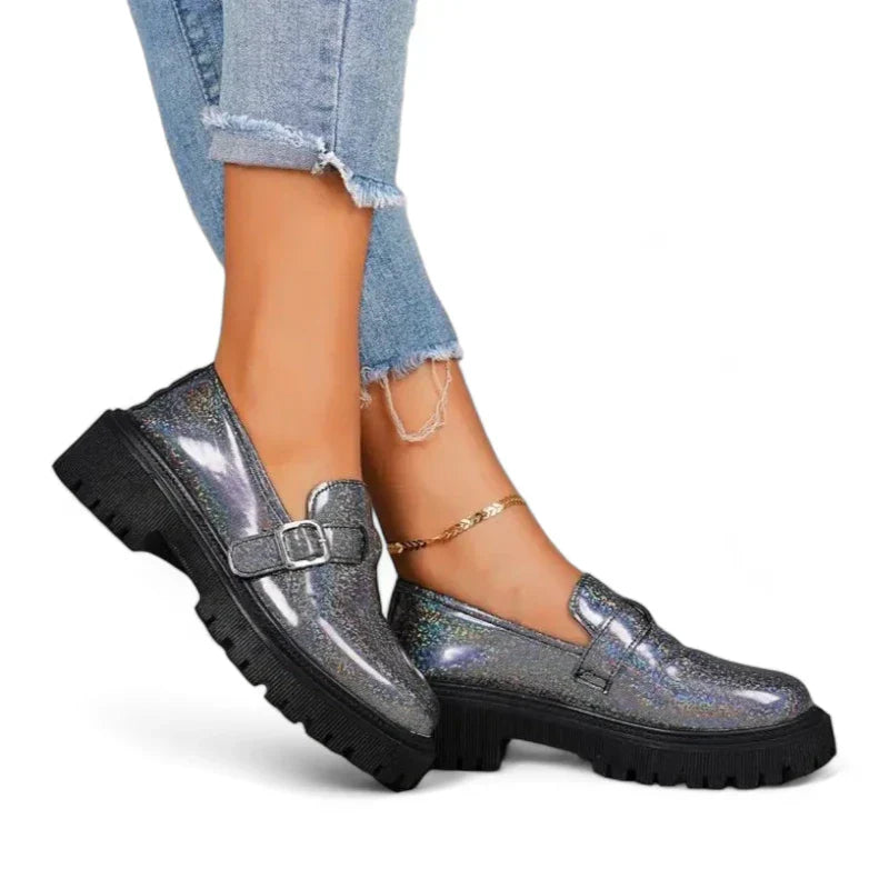 Eleganter, glänzender Damenmokassin mit Absatz für optimalen Komfort und Stil