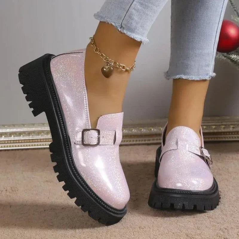 Eleganter, glänzender Damenmokassin mit Absatz für optimalen Komfort und Stil