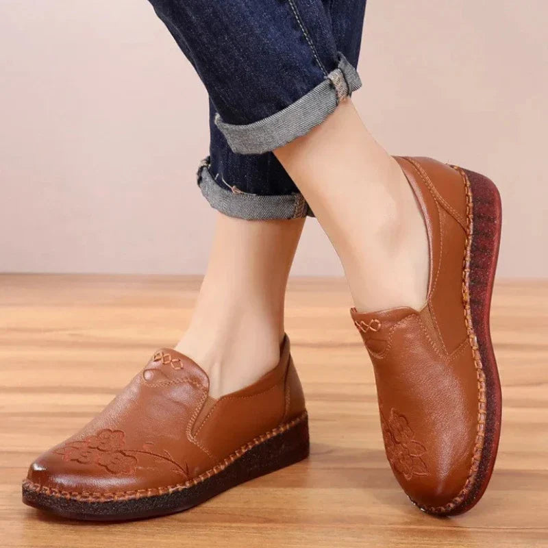 Elegante flache Ledermokassins für Damen mit orthopädischer Unterstützung