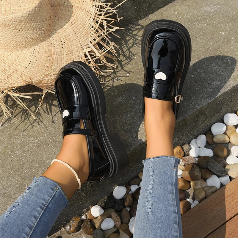 Elegante Damen-Lackmokassins mit orthopädischer Unterstützung und stylischer Schnalle