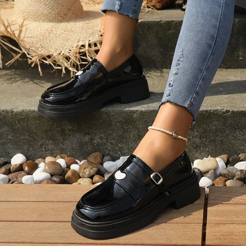 Elegante Damen-Lackmokassins mit orthopädischer Unterstützung und stylischer Schnalle