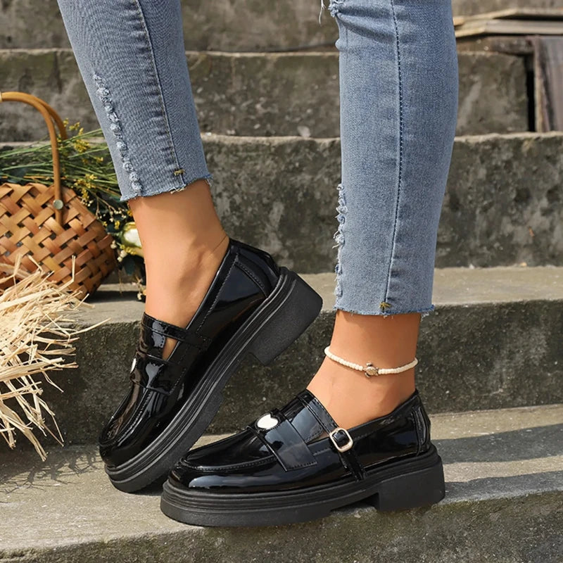 Elegante Damen-Lackmokassins mit orthopädischer Unterstützung und stylischer Schnalle
