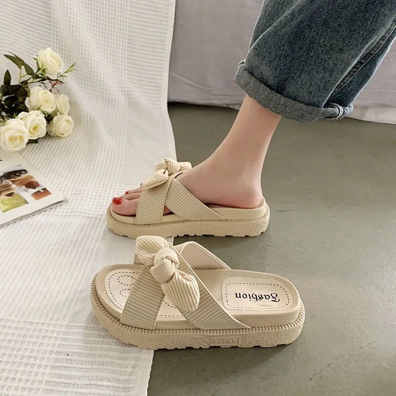Zauberhafte Sommersandalen mit bequemer, dicker Sohle und verspieltem Fliegenmotiv