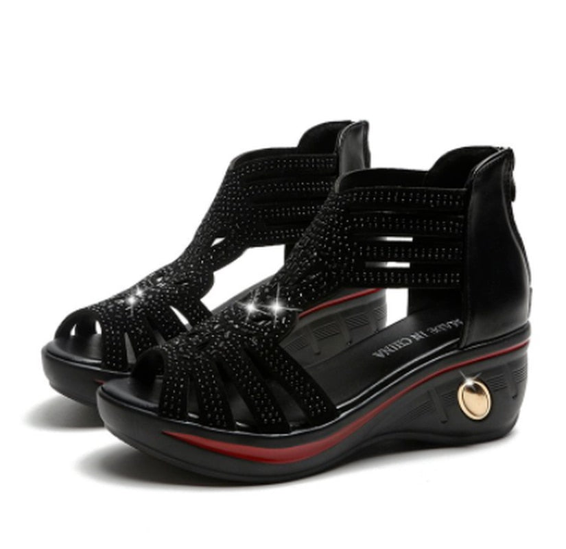 Ausgehöhlte römische Sandalen mit Fischmaul-Strasssteinen