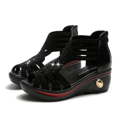 Ausgehöhlte römische Sandalen mit Fischmaul-Strasssteinen