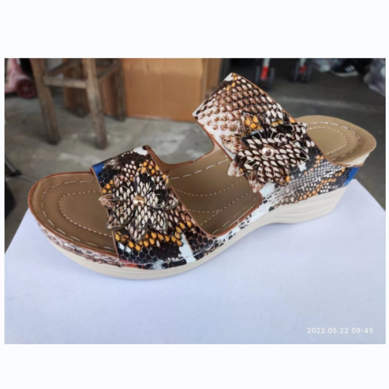 Stylische und bequeme orthopädische Sandalen von Lola