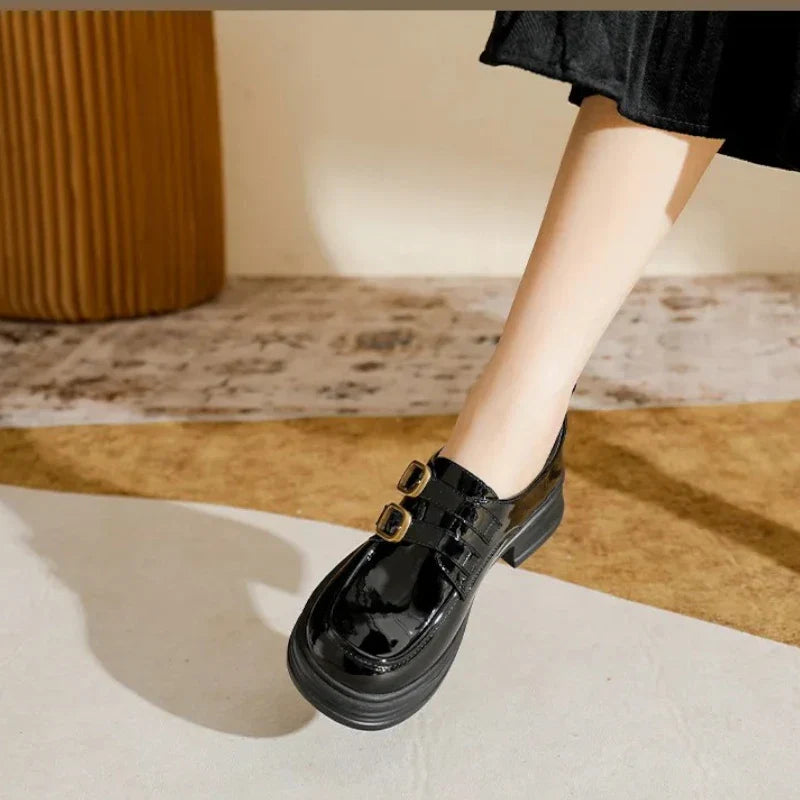 Orthopädischer Lack-Mokassin für Damen mit zwei Schnallen