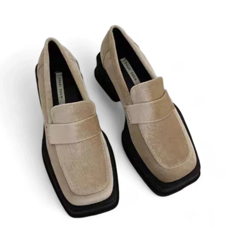 Eleganter Samt-Damenmokassin mit zeitgemäßer quadratischer Spitze für optimalen Komfort