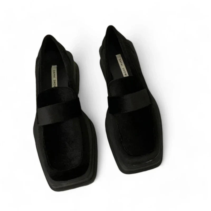 Eleganter Samt-Damenmokassin mit zeitgemäßer quadratischer Spitze für optimalen Komfort