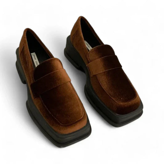 Eleganter Samt-Damenmokassin mit zeitgemäßer quadratischer Spitze für optimalen Komfort