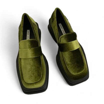 Eleganter Samt-Damenmokassin mit zeitgemäßer quadratischer Spitze für optimalen Komfort