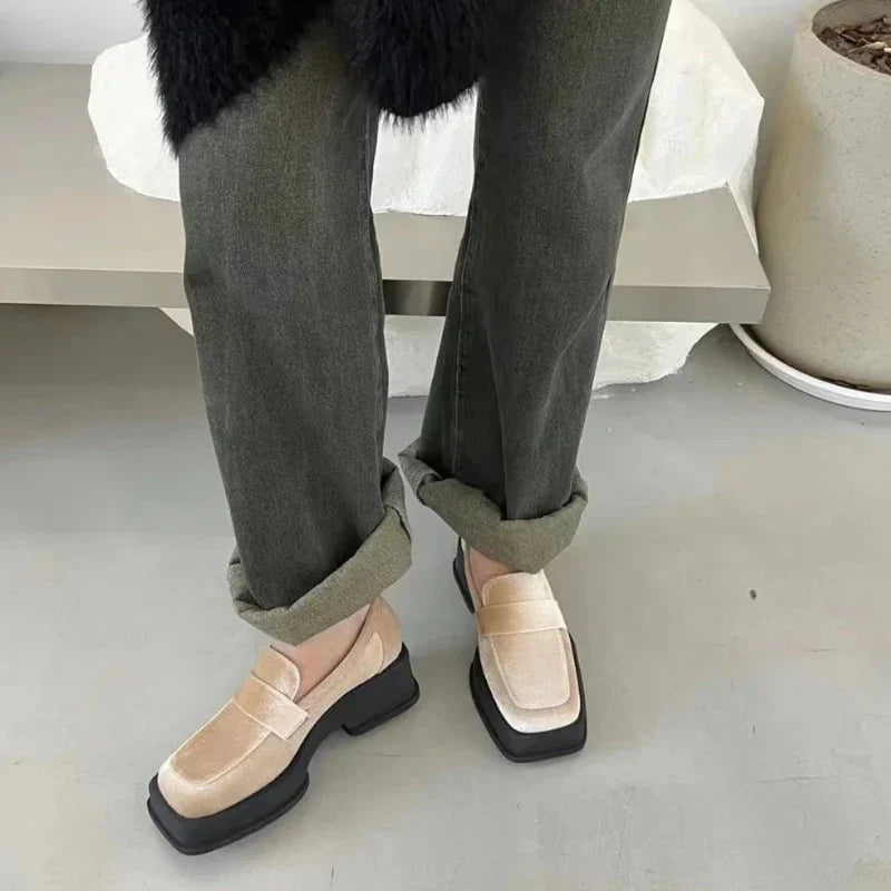 Eleganter Samt-Damenmokassin mit zeitgemäßer quadratischer Spitze für optimalen Komfort