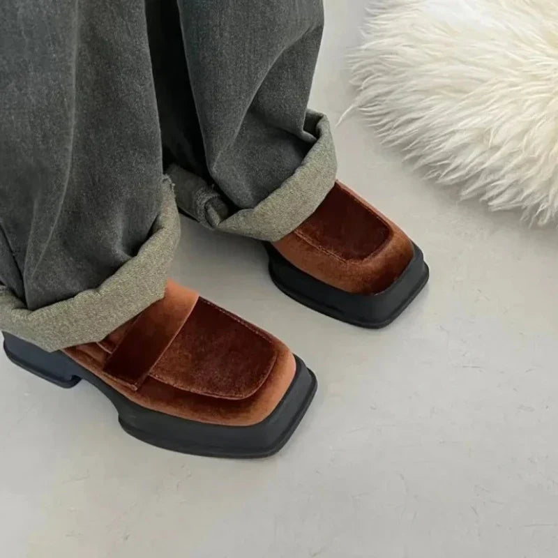 Eleganter Samt-Damenmokassin mit zeitgemäßer quadratischer Spitze für optimalen Komfort