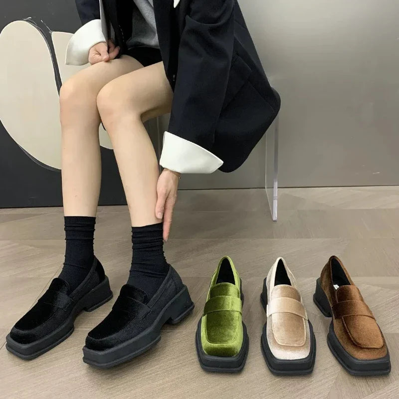 Eleganter Samt-Damenmokassin mit zeitgemäßer quadratischer Spitze für optimalen Komfort