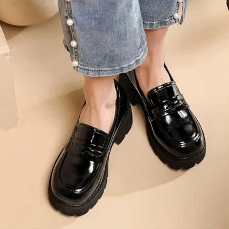 Elegante Damenmokassins mit orthopädischem Komfort und schickem Lackleder-Keilabsatz