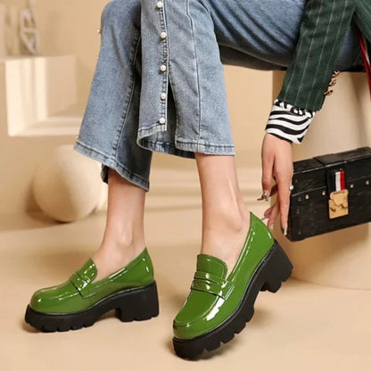 Elegante Damenmokassins mit orthopädischem Komfort und schickem Lackleder-Keilabsatz