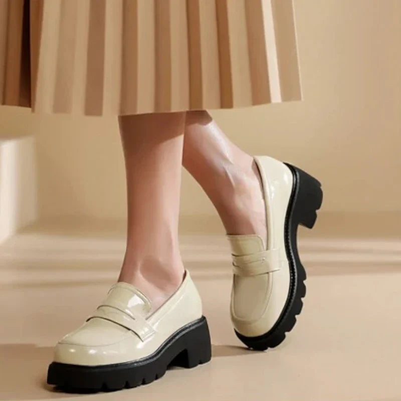 Elegante Damenmokassins mit orthopädischem Komfort und schickem Lackleder-Keilabsatz