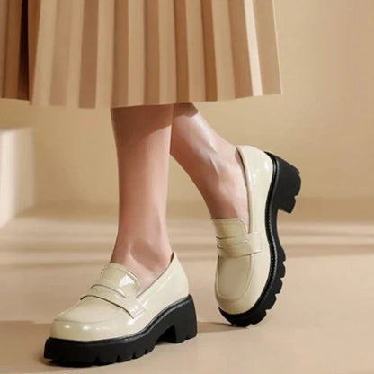 Elegante Damenmokassins mit orthopädischem Komfort und schickem Lackleder-Keilabsatz