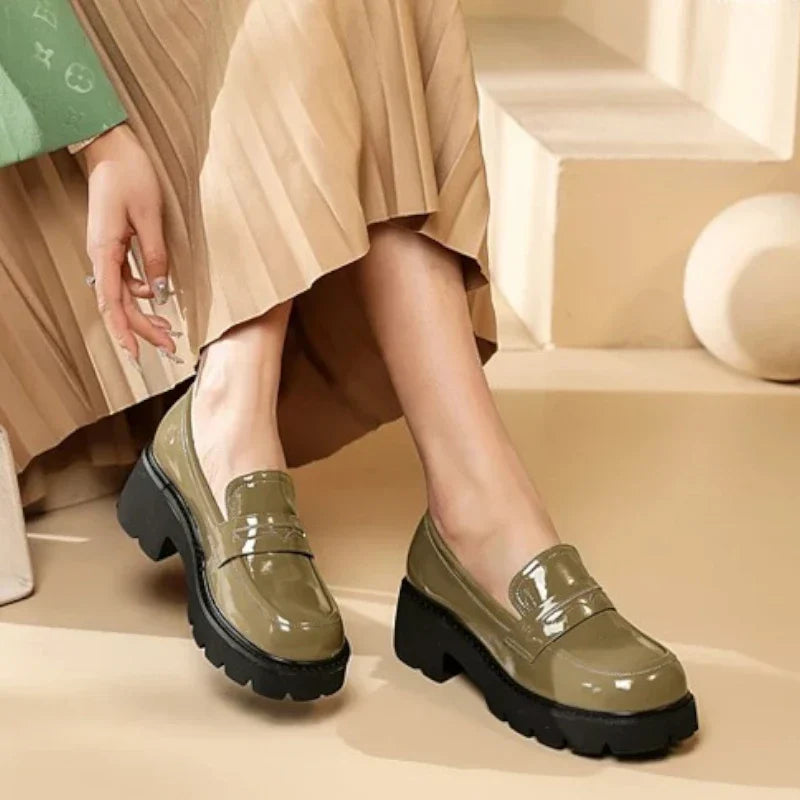 Elegante Damenmokassins mit orthopädischem Komfort und schickem Lackleder-Keilabsatz