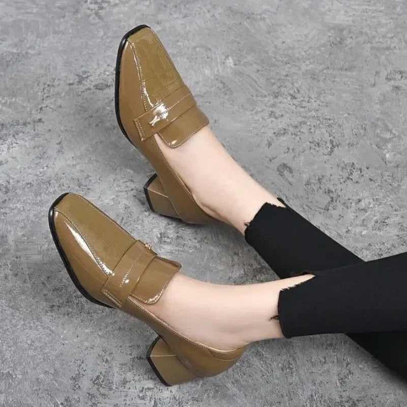 Elegante Damenmokassins mit Komfort und glänzenden Lacklederabsätzen