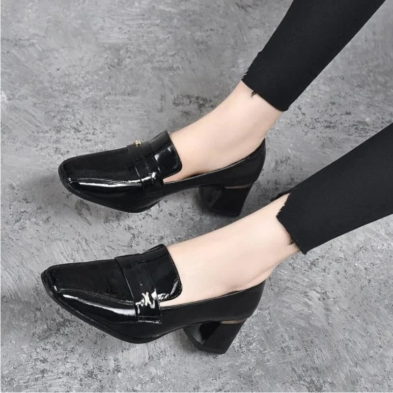 Elegante Damenmokassins mit Komfort und glänzenden Lacklederabsätzen