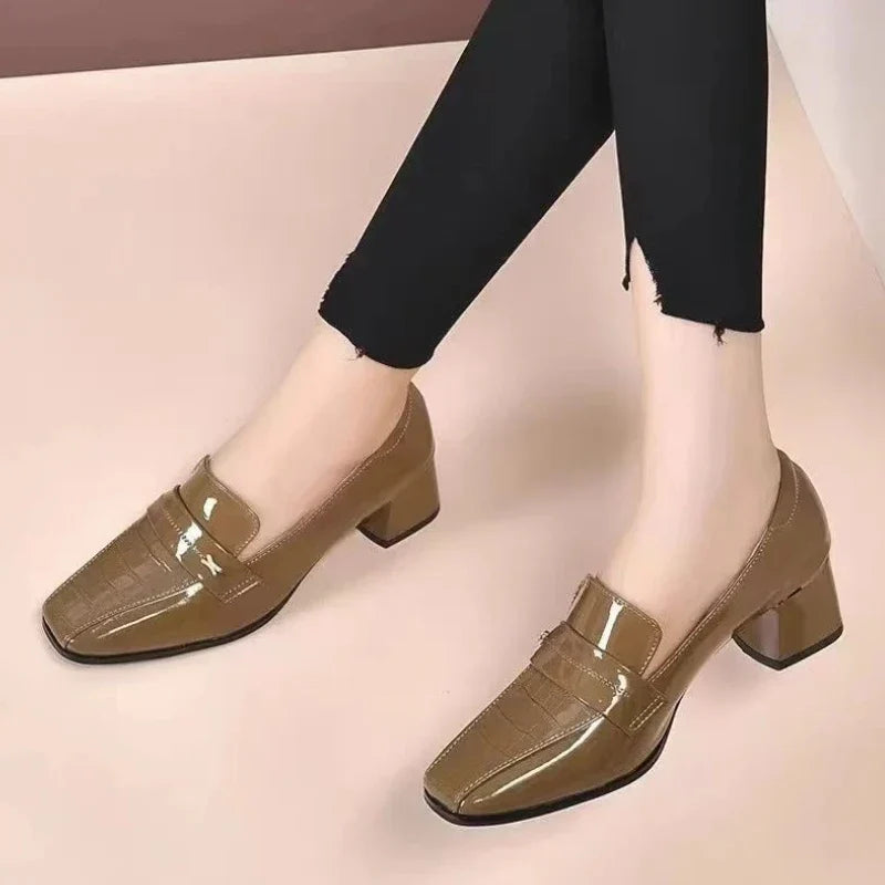 Elegante Damenmokassins mit Komfort und glänzenden Lacklederabsätzen