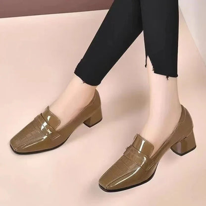 Elegante Damenmokassins mit Komfort und glänzenden Lacklederabsätzen