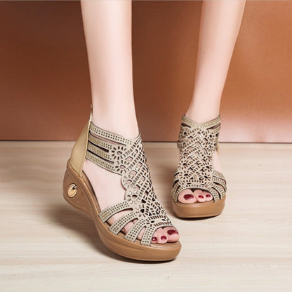 Ausgehöhlte römische Sandalen mit Fischmaul-Strasssteinen
