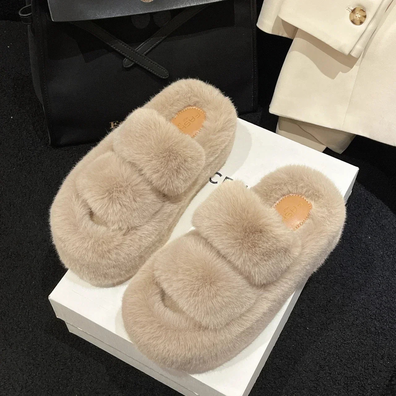 FuzzyElegance - Luxuriöse, bequeme Pantoffeln für Damen