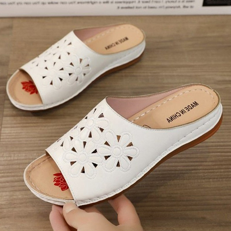 Modische weiche Sandalen mit Blumenmuster