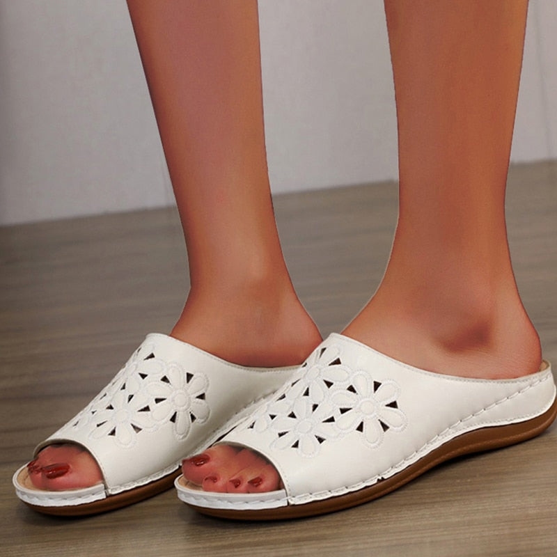 Modische weiche Sandalen mit Blumenmuster