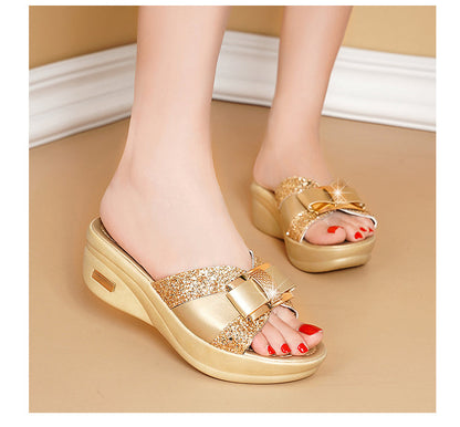Elegante goldene Sandalen mit modischer Schleife