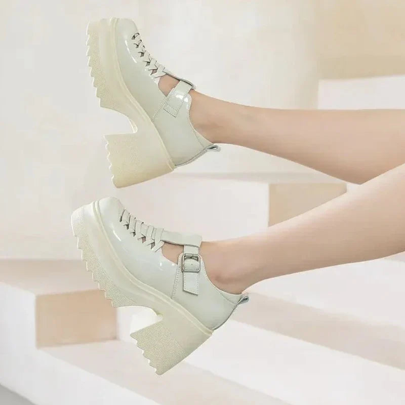 Elegante Lackleder-Mokassins für Damen mit bequemen hohen Absätzen