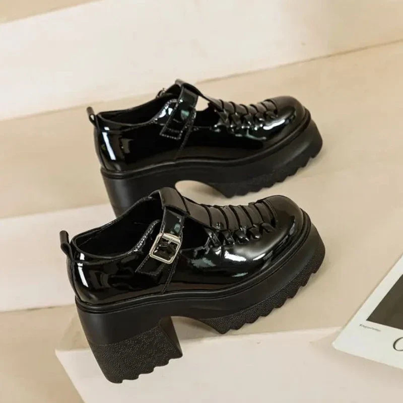 Elegante Lackleder-Mokassins für Damen mit bequemen hohen Absätzen