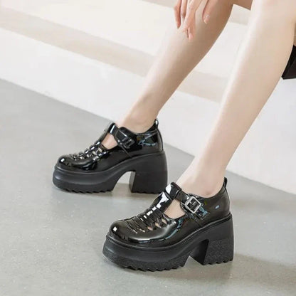 Elegante Lackleder-Mokassins für Damen mit bequemen hohen Absätzen