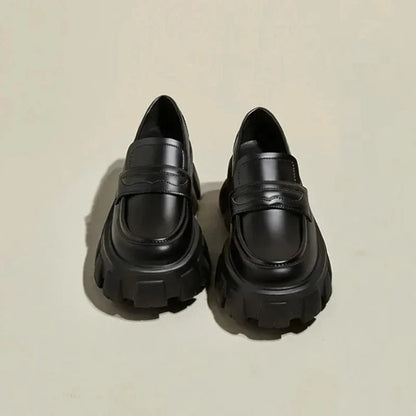 schwarzer orthopädischer Damenmokassin mit Keilsohle