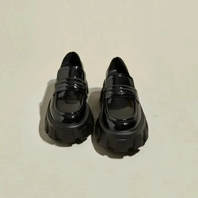 schwarzer orthopädischer Damenmokassin mit Keilsohle