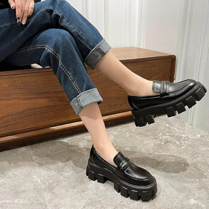 schwarzer orthopädischer Damenmokassin mit Keilsohle