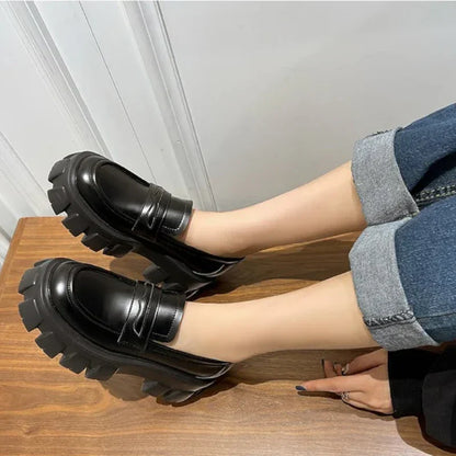 schwarzer orthopädischer Damenmokassin mit Keilsohle