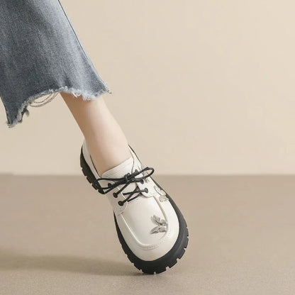 Elegante Damen-Mokassins mit orthopädischem Komfort und stilvollen Schnürkeilen