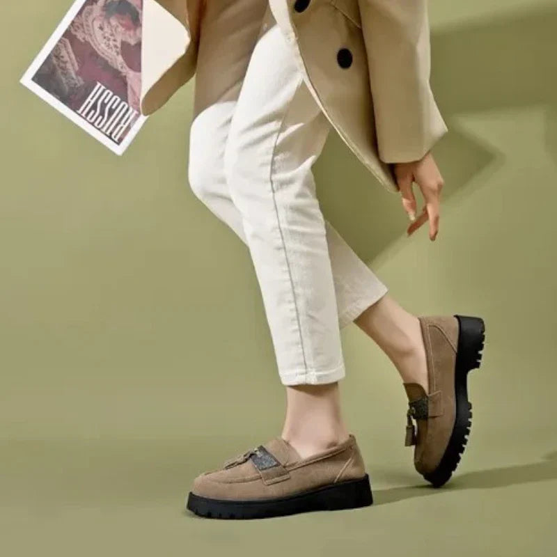 Orthopädischer Damen-Mokassin aus Wildleder mit Absatz