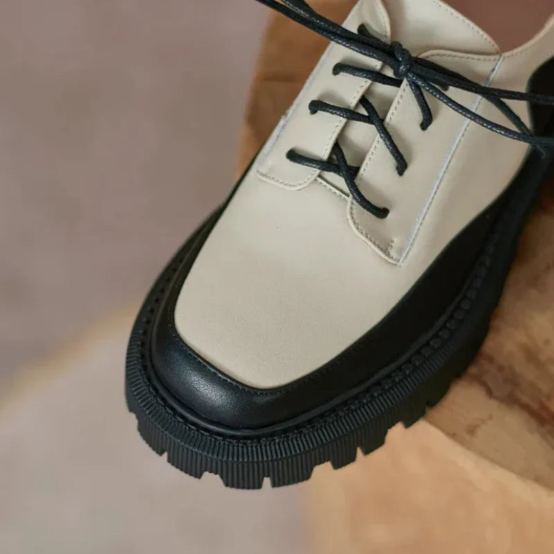 Elegante Damenmokassins aus luxuriösem Spaltleder mit praktischen Schnürsenkeln für optimalen Komfort