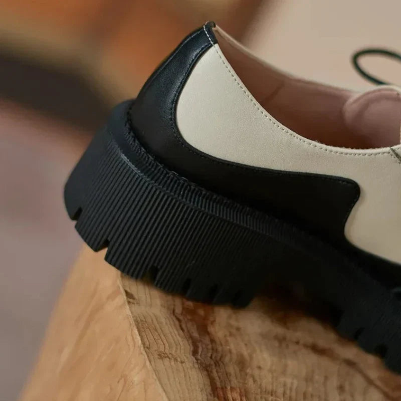 Elegante Damenmokassins aus luxuriösem Spaltleder mit praktischen Schnürsenkeln für optimalen Komfort