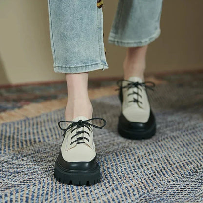 Elegante Damenmokassins aus luxuriösem Spaltleder mit praktischen Schnürsenkeln für optimalen Komfort