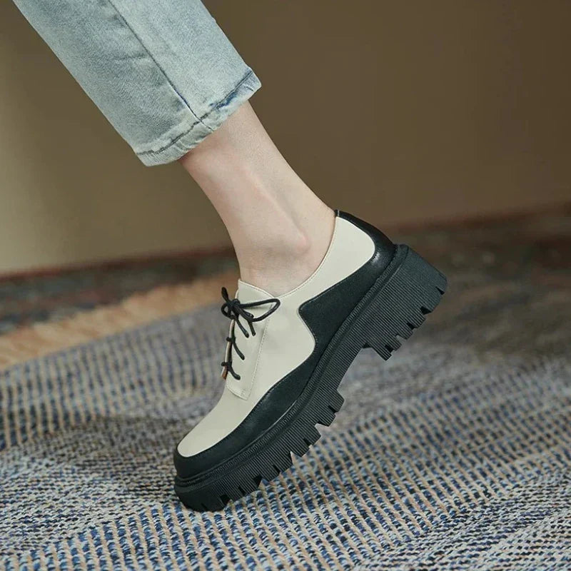 Elegante Damenmokassins aus luxuriösem Spaltleder mit praktischen Schnürsenkeln für optimalen Komfort