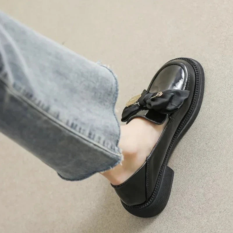 Elegante Damen-Lackmokassins mit entzückender Schleifenverzierung für optimalen Tragekomfort