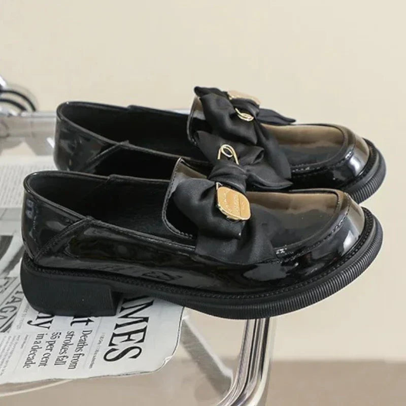 Elegante Damen-Lackmokassins mit entzückender Schleifenverzierung für optimalen Tragekomfort