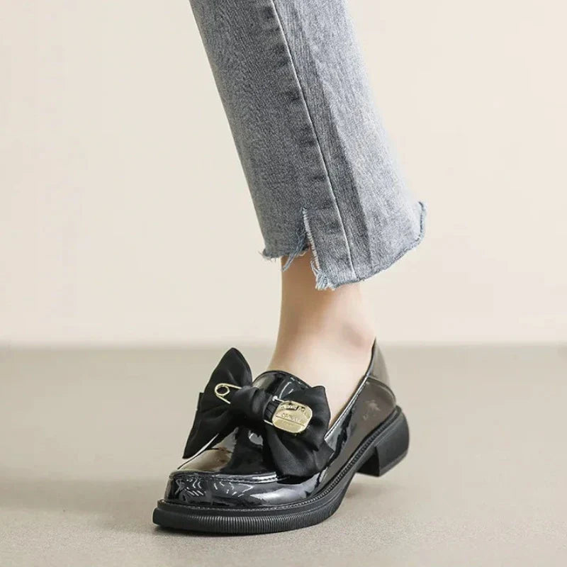 Elegante Damen-Lackmokassins mit entzückender Schleifenverzierung für optimalen Tragekomfort